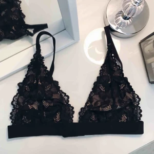  - Svart jättefin spetsbh från Nelly. Frakten är inkluderad i priset. Betalning med swish