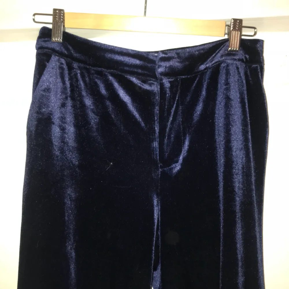 Mörkblå sammetsbyxor i lös modell.  *Frakt ingår i priset👍🏼*. Jeans & Byxor.