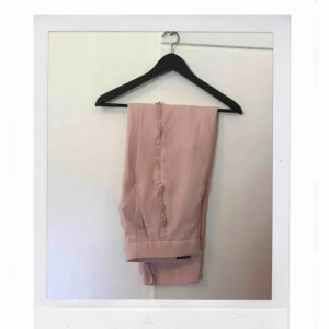  - Frakt inräknat i priset! Kan skicka fler bilder på hur dem ser ut på om det önskas! Jättefina kostymbyxor från Zara som inte kommer till användning. Använda 2 gånger