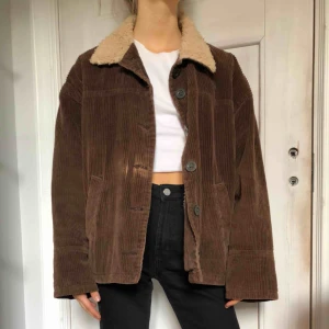  - Cool jacka i Manchester, köpt second hand. Fint skick men lite skavd på höger sida(syns till vänster, framtill på bilden). Strl. S-M beroende på hur en vill att den ska sitta.   (((((Budgivning)))))