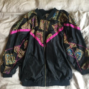  - Sypercool jacka! En av mina absoluta favoriter genom tiderna, men det är dags för mig att gå vidare. Passar XS-M. Möts upp i Uppsala. Köparen står för frakt. 