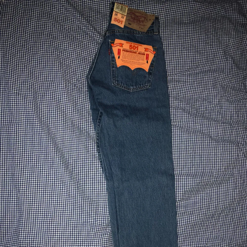 Säljer dessa jeans pga för tighta;-( Köpta på auktion med lappar kvar, alltså aldrig använda. Skulle tro att dom är från 90tal då taggen är av den äldre varianten! Små i storleken så passar nog dig som har 26 eller möjligen 24 i midjan <3 . Jeans & Byxor.