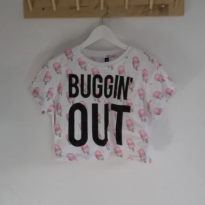  - Supersöt och cool topp från H&M! Älskar mönstret men har aldrig kommit till användning, så är i nyskick!  Pris 20kr, kan skickas om köparen står för frakt. Betalas med swish🎉