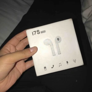  - Trådlösa hörlurar passar till alla mobiler med bluetooth. Aldrig använda säljer pågrund av att jag fick dem och inte behöver dem.