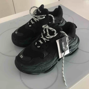  - Helt oanvända nya Triple s med tagsen på. Dessa skor är helt slutsålda överallt. Detta var en gåva och tyvärr är dem för stora. Kommer med olika skosnören som man fick till. 