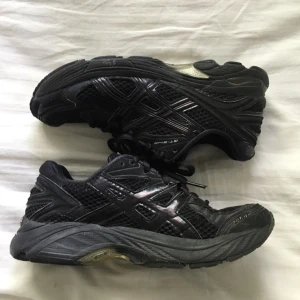  - Svarta sneakers från Asics