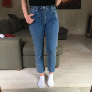  - Supersnygga jeans från River Island med silver-/holoskimrande sträck längs sidorna!!