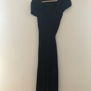 Klänning &Other Stories - Klänning från & Other Stories, inköpt för cirka ett år sedan. Har endast använts en gång för en fest så är i väldigt fint skick.   Klänningen har slits samt knyt i midjan vilket smickrar alla. Skulle säga att eftersom man knyter den själv så passar den st