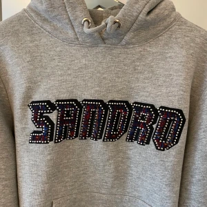 Sandro huvtröja - Säljer min Sandro hoodie i storlek 0 (xs-s), mkt fint skick!!! Kvitto och prislapp finns kvar, kostade 1995kr ny!