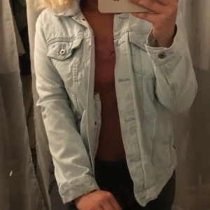 Jeansjacka strl S - Oversized jeansjacka i ljusblå färg som legat i min garderob men aldrig kommit till användning eftersom jag använder kappor mer tyvärr:/ köpt för 400kr på Lager 157. Har vanligtvis medium 