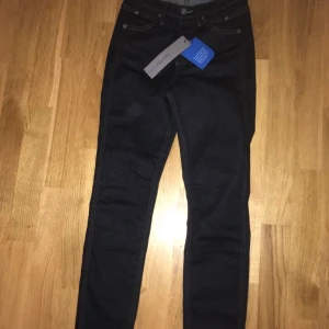  Calvin Klein Jeans - Helt oanvända Calvin Klein jeans i en fin mörk blå färg i storlek W26 L30 säljs för 650 kr, Orginal priset är 1000kr.