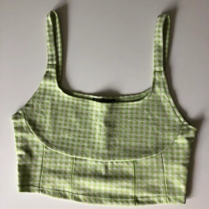 Grönt linne från Zara - Säljer mitt gröna linne som jag använt en gång, är storlek L men väldigt liten i storlek då den sitter som en S. Frakt ingår i priset 