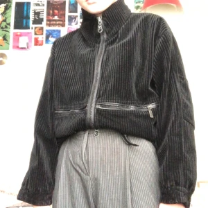 Manchesterjacka - Jacka i Manchester från humana, använd 1 gång. Very cool! Möts upp i Sthlm elr fraktar:)