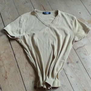 V-ringad t-shirt i S! - Beige t-shirt i skön bomull. Fin till höga jeans osv.