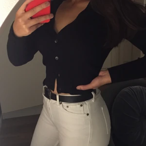 Tröja med knappar - Jätteskön tröja med knappar från Gina tricot. Stretchigt material. Använd ett fåtal gånger och har inga skador alls. Köpt för ca 300 