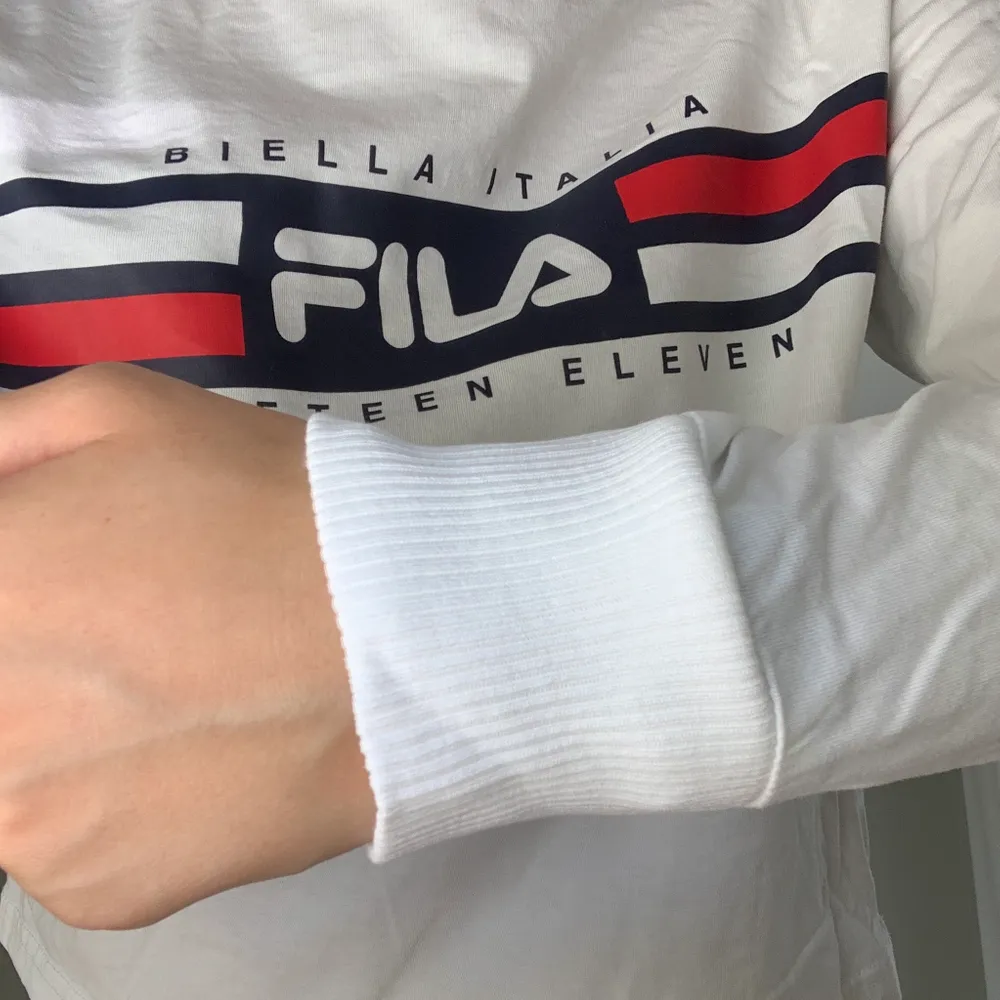 Fila white crew neck long sleeve shirt, with fila details on the front. Sleeves have a detail at the bottom! Bought for 620 selling for 300. Skjortor.