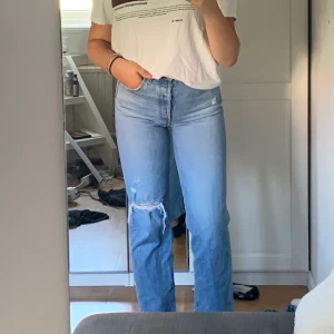 levis jeans  - dessa snygga 501 kommer tyvärr inte till någon användning, endast använda vid få tillfällen. jättefint skick. frakten är inräknad 