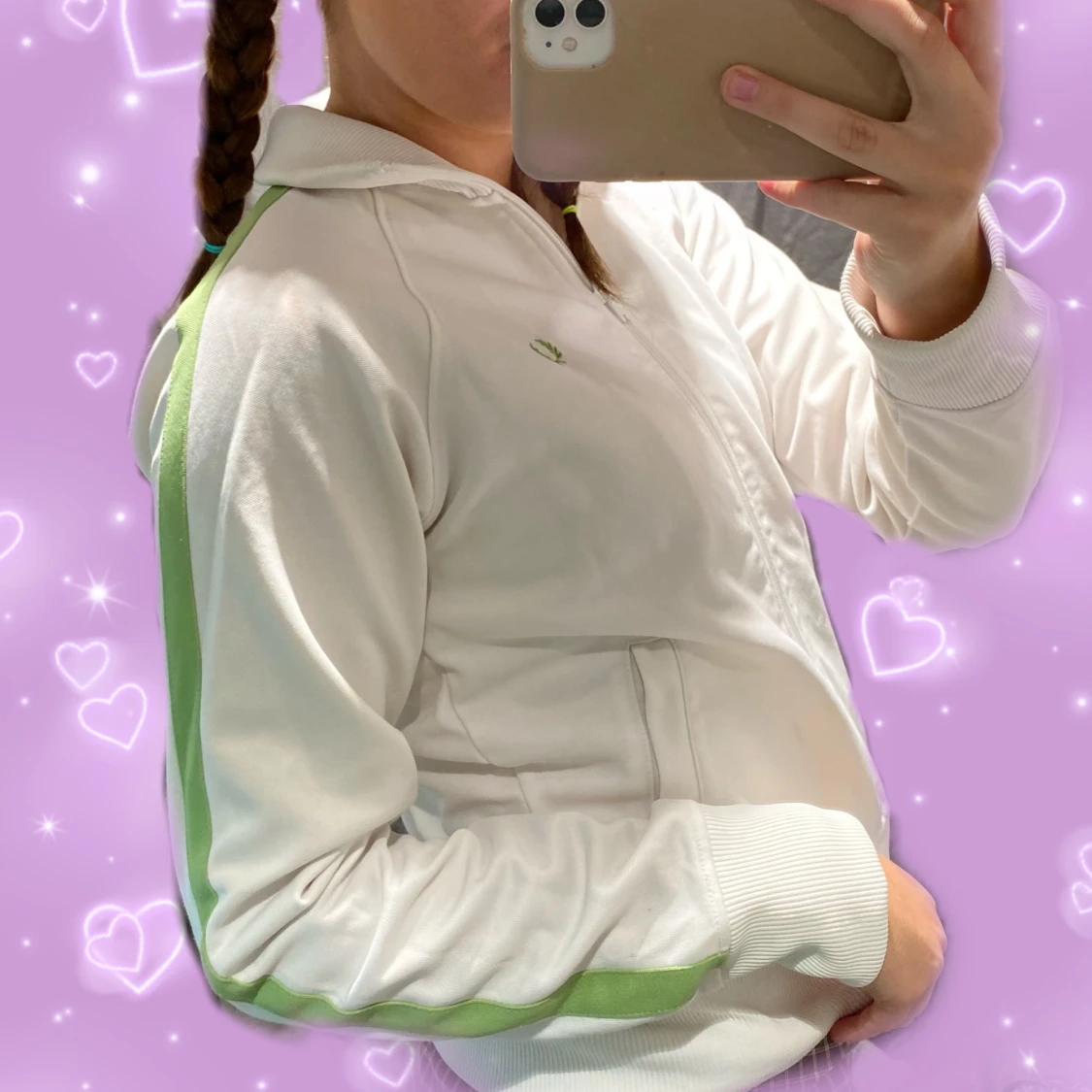 Vit kofta med gröna detaljer