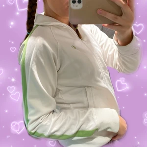 Vit kofta med gröna detaljer - Frakt: 66kr💞 (finns en fläck på tröjan, se andra bilden)