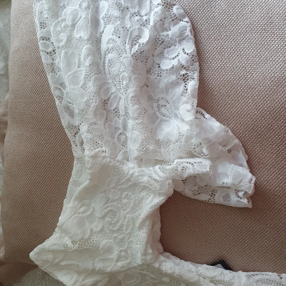 Off SHOULDER spetsklänning i storlek L/XL (stretchigt material). I sista bilden går det att se hur den ser ut på då det är samma modell. Har aldrig använt den och prislappen är kvar på. . Klänningar.