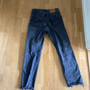 Levi’s jeans  - Jätte snygga levi’s jeans som jag köpte här på Plick men ej kommer till andvändnig! Köparen står för frakt som ligger på 59kr