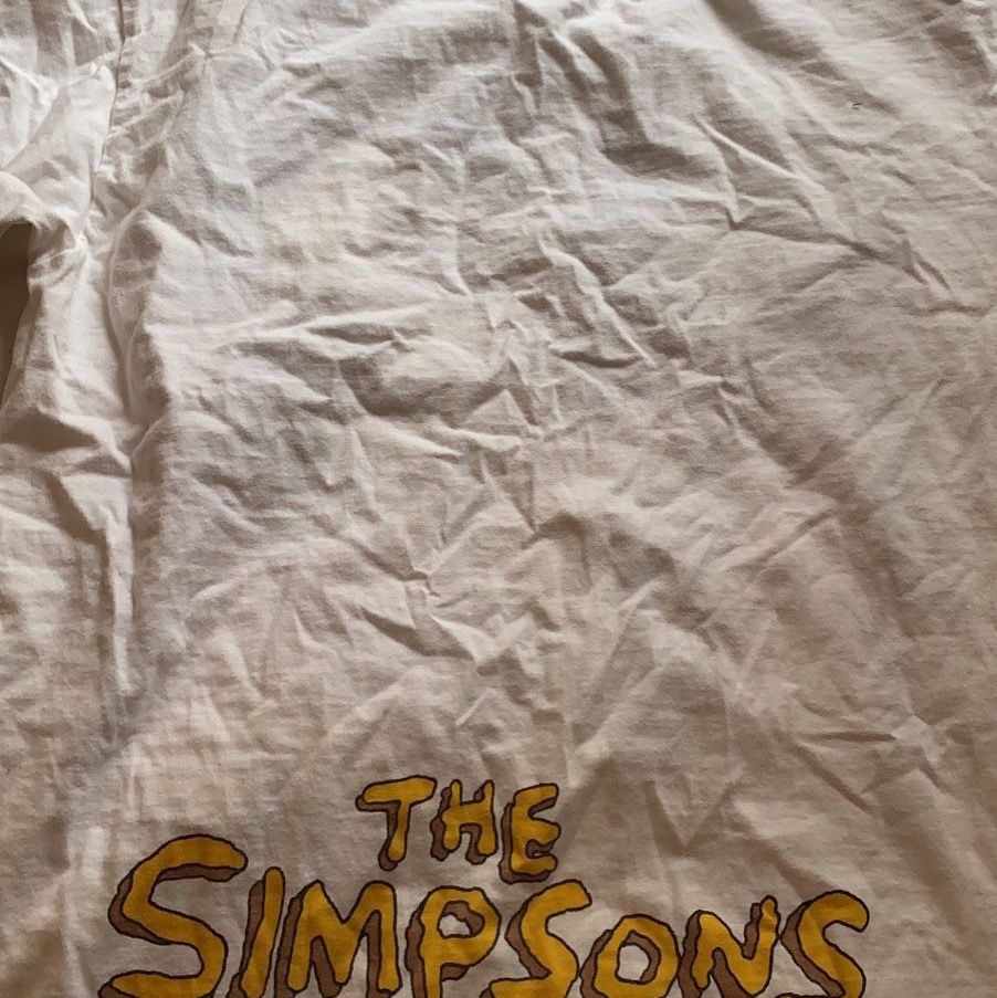En rolig och söt t-shirt med The Simpsons tema tryck på framsida och logga på nedre baksida. Storlek XS/S. Ser lite skrynklig ut men går såklart att stryka!✨ Kan mötas upp var som i Skåne annars står köparen för frakt! Hör av dig för mer info/bilder💖. T-shirts.