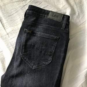 Ett par svart/grå lee jeans, använda fåtal gånger. Rätt hög i midjan. Köparen står för frakten!  