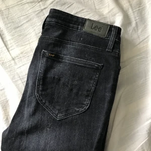 Lee jeans - Ett par svart/grå lee jeans, använda fåtal gånger. Rätt hög i midjan. Köparen står för frakten!  