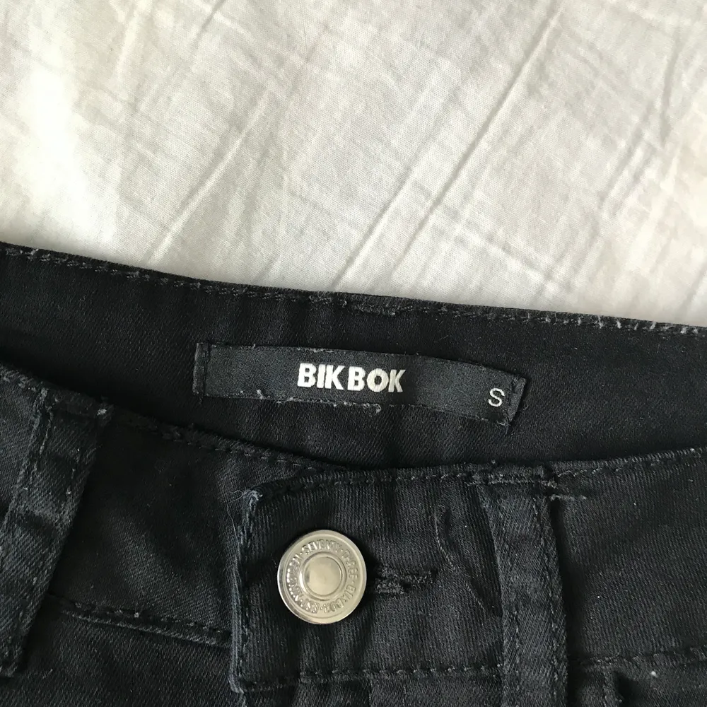 Ett par svarta jeans från bikbok. Använda fåtal gånger. Buda! Köparen står för frakten. . Jeans & Byxor.