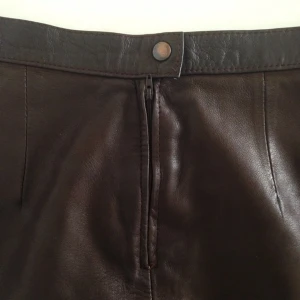  - ⚡️Kjol i brunt skinn i storlek XS. Färgen fastnade bäst på första bilden. Frakt tillkommer eller så kan jag mötas upp i Stockholm! 🔥
