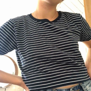  - Superfin randig t-shirt som passar till det mesta💙 40+49 frakt💕