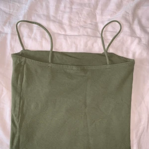 Militär färgad top!  - Militär färgad top i storlek S!