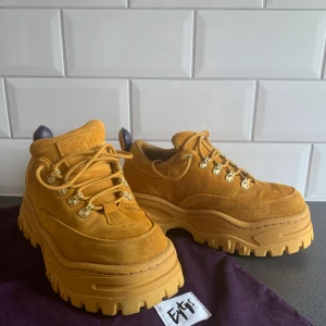 eytys, angel suede, mimosa storlek 38 - Använda 2 ggr därför i bra skick. Säljer pga att de är lite för stora. Kan mötas upp i västra/centrala Skåne. 
