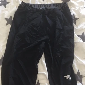 North face vindbyxor raka - Northface vindbyxor köpta på JDsports i Mos för 899kr raka alltså ej slimfit. storlek M passar både tjej och kille