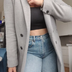 Zara kappa - Säljer denna jättefina kappa ifrån Zara, perfekt nu till hösten. Storlek M. Jätteskön och väldigt användbar. Säljer pga platsbrist i garderoben. Skickar gärna, frakt tillkommer på 80kr.🤗🤗