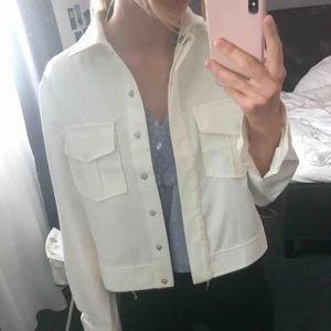 Jacka  - Superfin tunnare jacka från NAKD, Limited edition. Köptes för ett år sedan och använd ytterst fåtal gånger. Storlek 36 💕