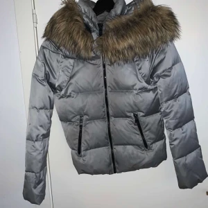 Jacka - En dunjacka från new yorker i storlek 34.