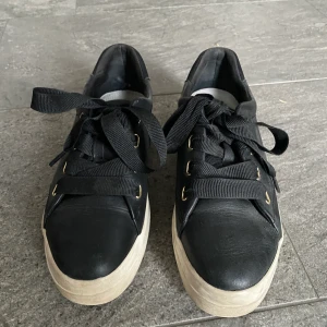 svarta gant skor - använda i några månader, väldigt bra skick bara lite gulare sula pga användning 💕 