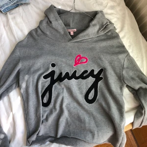 Cute Hoodie från Juicy Couture - Hoodie från Juicy Couture. Använder inte längre pga inte min stil. Storlek S. Jättecuuute