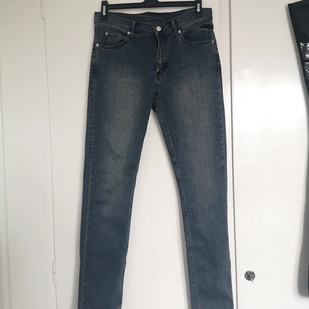 Snygga cheap monday jeans som är för stora för mig, speciellt längden(jag är 158 cm) . Storleken är 30/32.Köparen står för frakt.  . Jeans & Byxor.