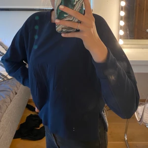 Nike croppad sweatshirt  - Marinblå kortare ”sweatshirt” med slits på båda sidorna, aldrig använd och väldigt fint skick💕 några frågor så är det bara att skicka☺️ nyköpt 300kr