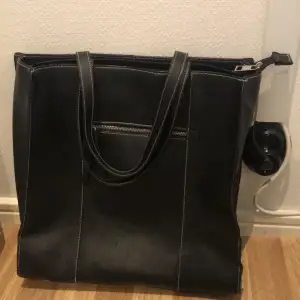 Säljer min svarta väska ifrån en spansk butik , Stradivarius! Det är en hel svart väska med silvriga detaljer, ett fack på framsidan (se bild ovan) och ett fack inuti väskan. Den är något ihopatryckt men går att räta upp. FRAKT INGÅR EJ! KÖPT ÄR KÖPT💕