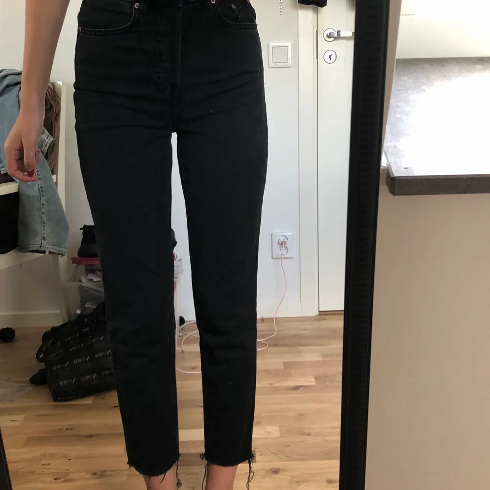 Svarta jeans som är as snygga men säljer dem för att dem är för korta för mig. Jag är 1,70 lång. Köparen står för frakten💗💗. Jeans & Byxor.