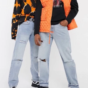 90-talsinpirerade straight jeans - Jeans köpta från Asos (märket är Collusion) i 32/32, går till anklarna på mig som är 179cm. Ena hålet har blivit upprivet. Kan endast mötas upp i stockholm!❤️