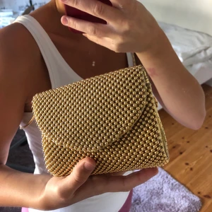 Guldig vintage väska - Sjukt fin liten partyväska inköpt på en vintage butik i Stockholm för 350kr. Helt unik! Så himla fin men har inte fått användning av den så säljer nu vidare. Jag får plats med min mobil, hörlurar, plånbok och ngt smått. 🥰🥰 Kom med bud från 100kr