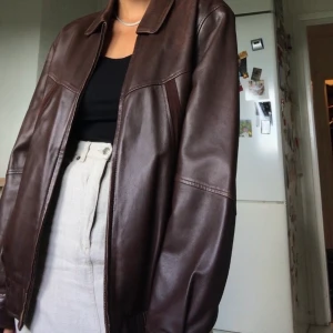 Skitsnygg skinnjacka - Skitsnygg skinnjacka från Jofama! Riktigt 90-tals stuk över den! Nypris är drygt 2000. Hyfsat tunn så perfekt till kyligare sommardagar eller tills hösten kommer! Använd 1-2 ggr. FRI FRAKT :)