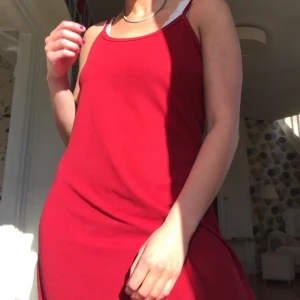 Fin röd långklänning - Så najs och skön långklänning köpt på humana! Använd 1 gång! Går till fotknölen på mig som är 171! I en strl L men sitter snyggt oversized! FRI FRAKT :)