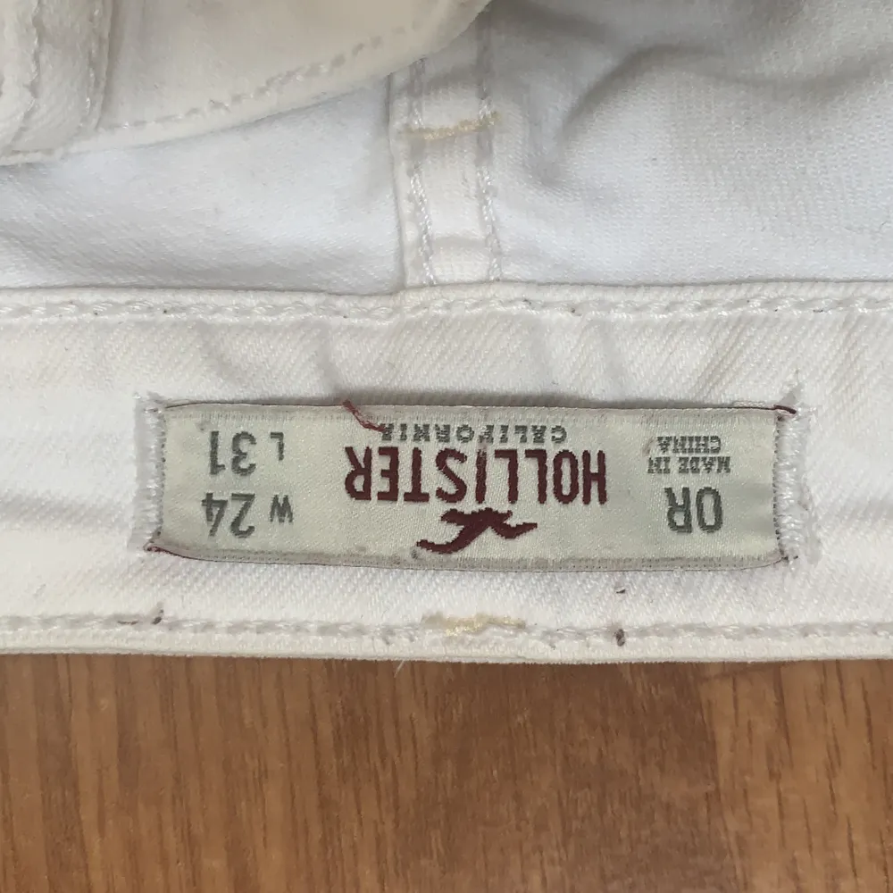 Vita jeans från hollister, litet hål fram, så på bild 3. Jeans & Byxor.