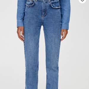 Supercoola jeans med slits från pull&bear köpta på Zalando. Storlek 34. En aninf blåare än vad min bild visare. Endast provade så sjukt bra skick!