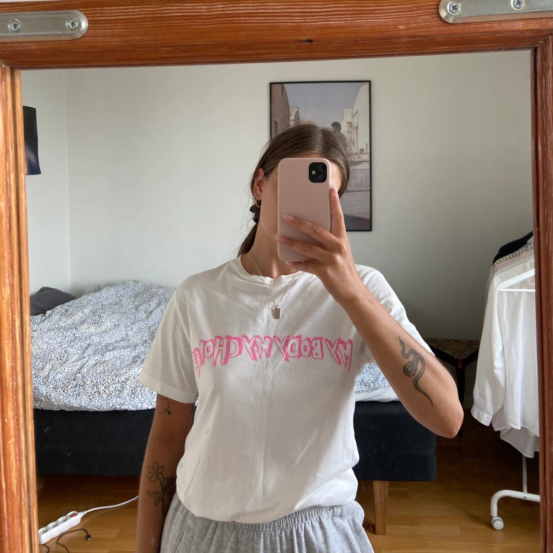 Vit t- shirt med tryck  - 90